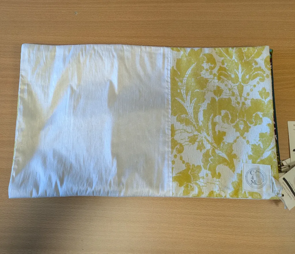 [CBFJ35] Coussin  blanc fleurs jaunes 30x50 cm