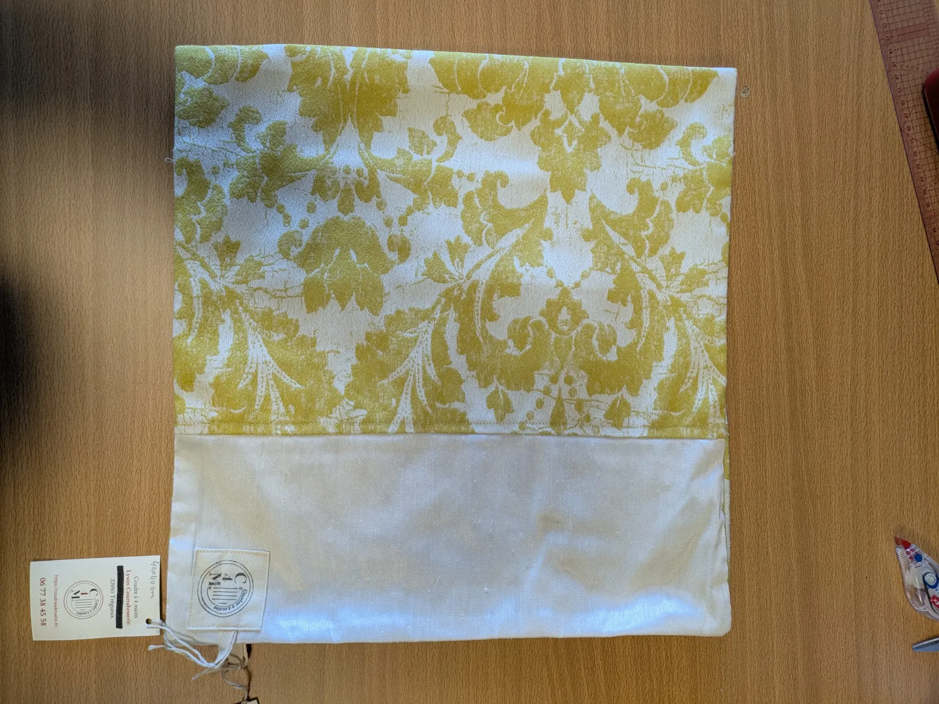 [CBFJ44] Coussin blanc fleurs jaunes 40x40 cm